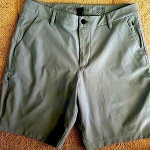 7 diamonds Infiniti short size 32. A bluish gray color.